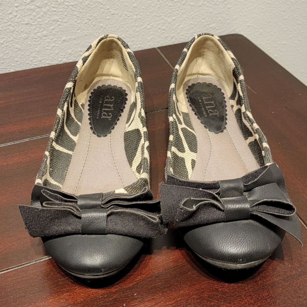 Womens A.N.A Giraffe print flats in size 6.5